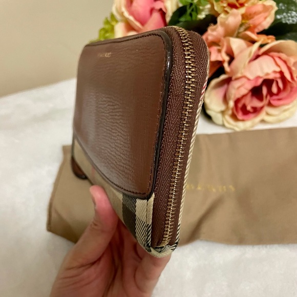 ✨BURBERRY zip wallet✨ - Picture 6 of 14
